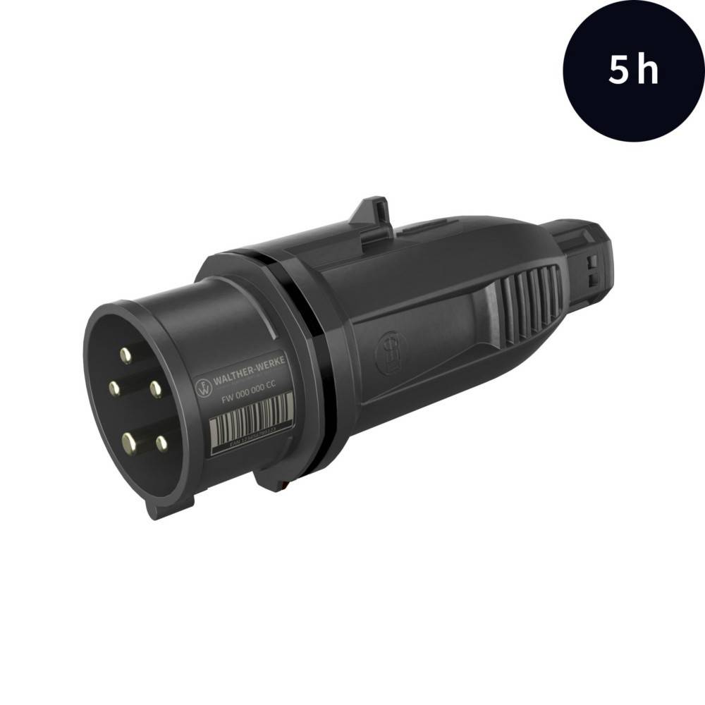 Ein Nahaufnahmebild eines schwarzen Elektrosteckers vor einem weißen Hintergrund. Ein Kreis in der oberen rechten Ecke mit der Aufschrift '5h' zeigt die Ladezeit an.