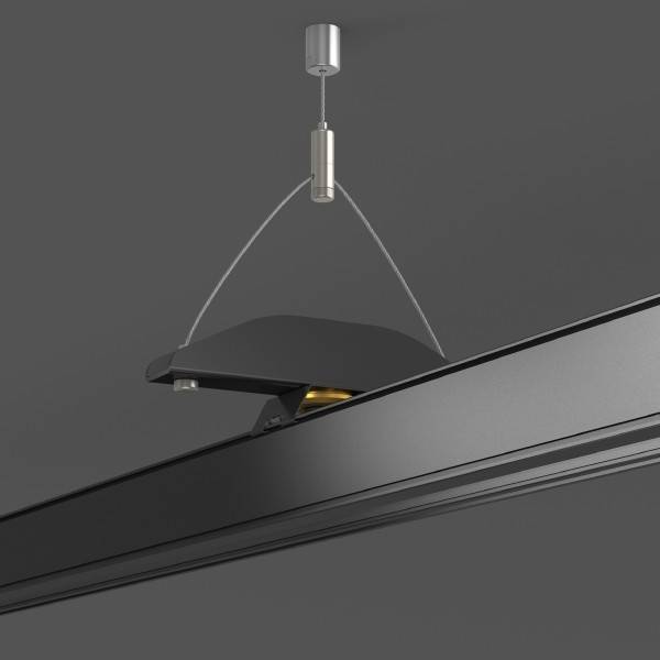 Schwarze Gleis-Leuchte an der Decke durch Kabel aufgehängt, mit einem Scheinwerfer, der entlang einer Gleitschiene gegen einen grauen Hintergrund ausgerichtet ist.