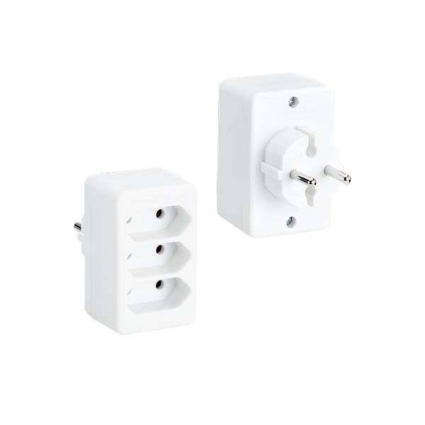 Zwei weiße elektrische Steckdosenadapter; einer von vorne mit drei Steckdosen gezeigt, und der andere von hinten mit zwei runden Stiften.