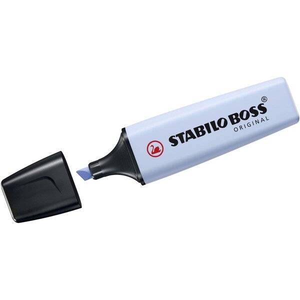 Blauer STABILO BOSS Original Textmarker mit entfernter schwarzer Kappe, der Keilspitze auf weißem Hintergrund zeigt.