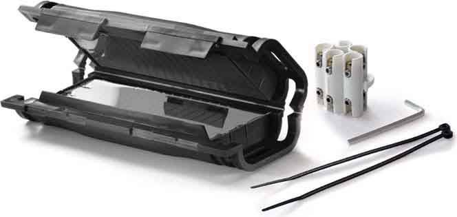 Eine schwarze zylindrische Glasfaserspleißmuffe mit Schutzgehäuse, versehen mit Kabelbindern und einem kleinen weißen Anschlussblock.