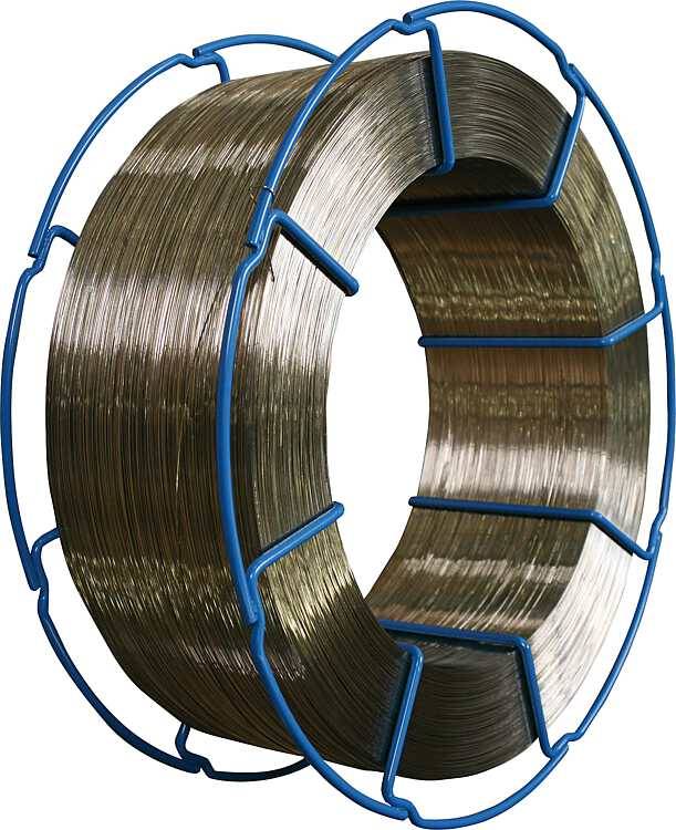Eine große Spule mit aufgewickeltem Metalldraht, gesichert durch einen blauen Rahmen, gezeigt vor einem schlichten weißen Hintergrund.