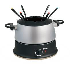 Elektrischer Fonduetopf mit sechs eingesteckten Spießen, schwarzer und silberner Basis mit Temperaturregler und seitlichen Griffen.