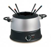 Elektrischer Fondue-Topf mit Gabeln, schwarzem Sockel und silberner Schale auf weißem Hintergrund.