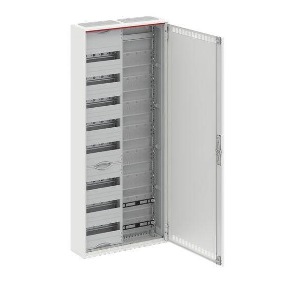 Ein offener, leerer Elektroschrank mit mehreren vertikalen Schlitzen für Leitungsschutzschalter oder Komponenten, bereit für die Installation.