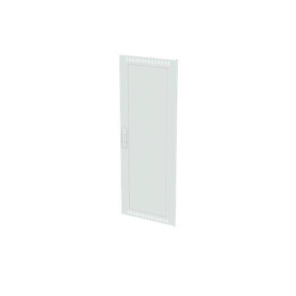 Eine minimalistische weiße Tür mit rechteckigem Design, verziert mit subtilen vertikalen Linien und einem zentralen Griff, vor einem schlichten Hintergrund.