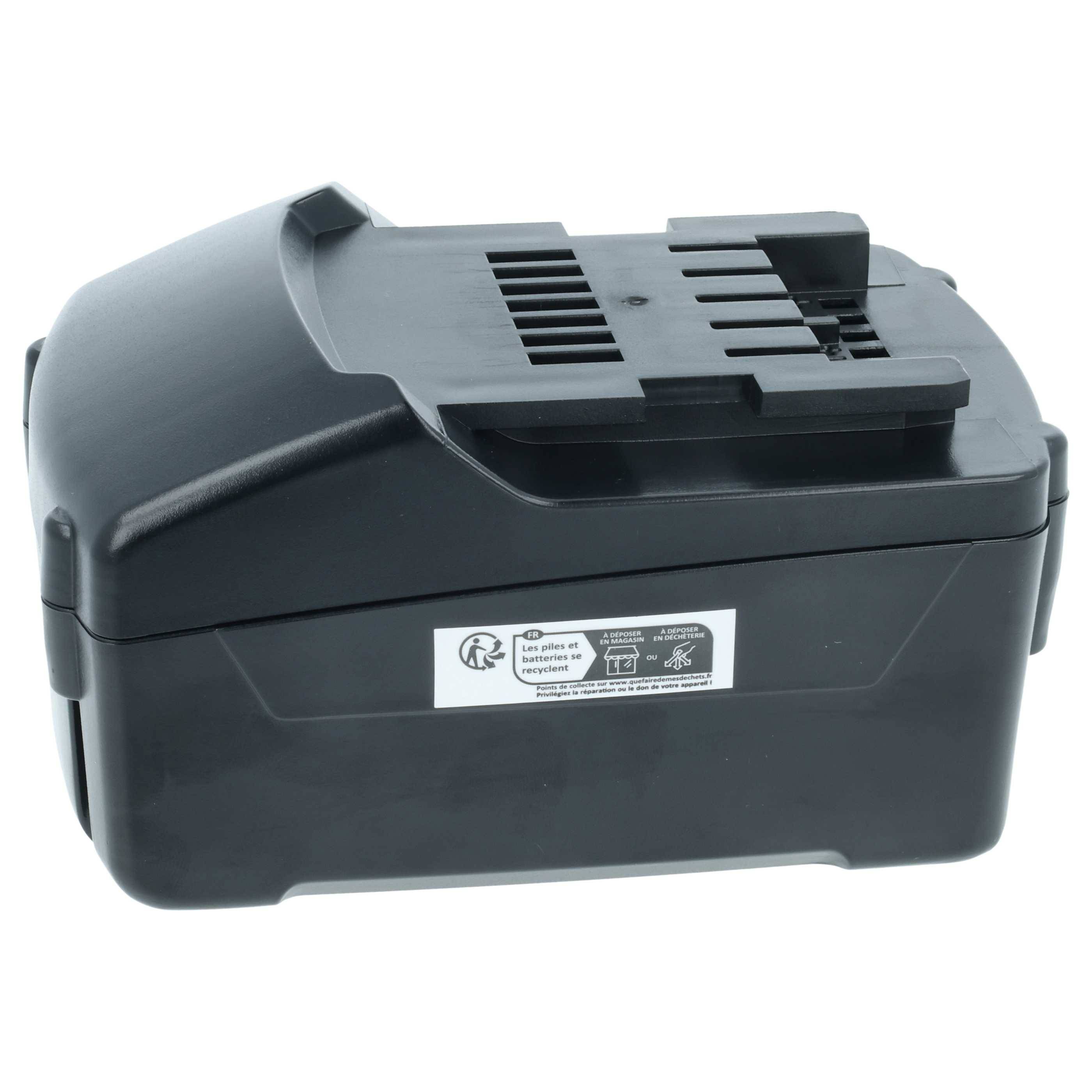 Eine schwarze Batteriebox mit einem robusten Gehäuse und einem kleinen Anzeigefeld oben, auf dessen Seite Sicherheits- und Zertifizierungsetiketten angebracht sind.