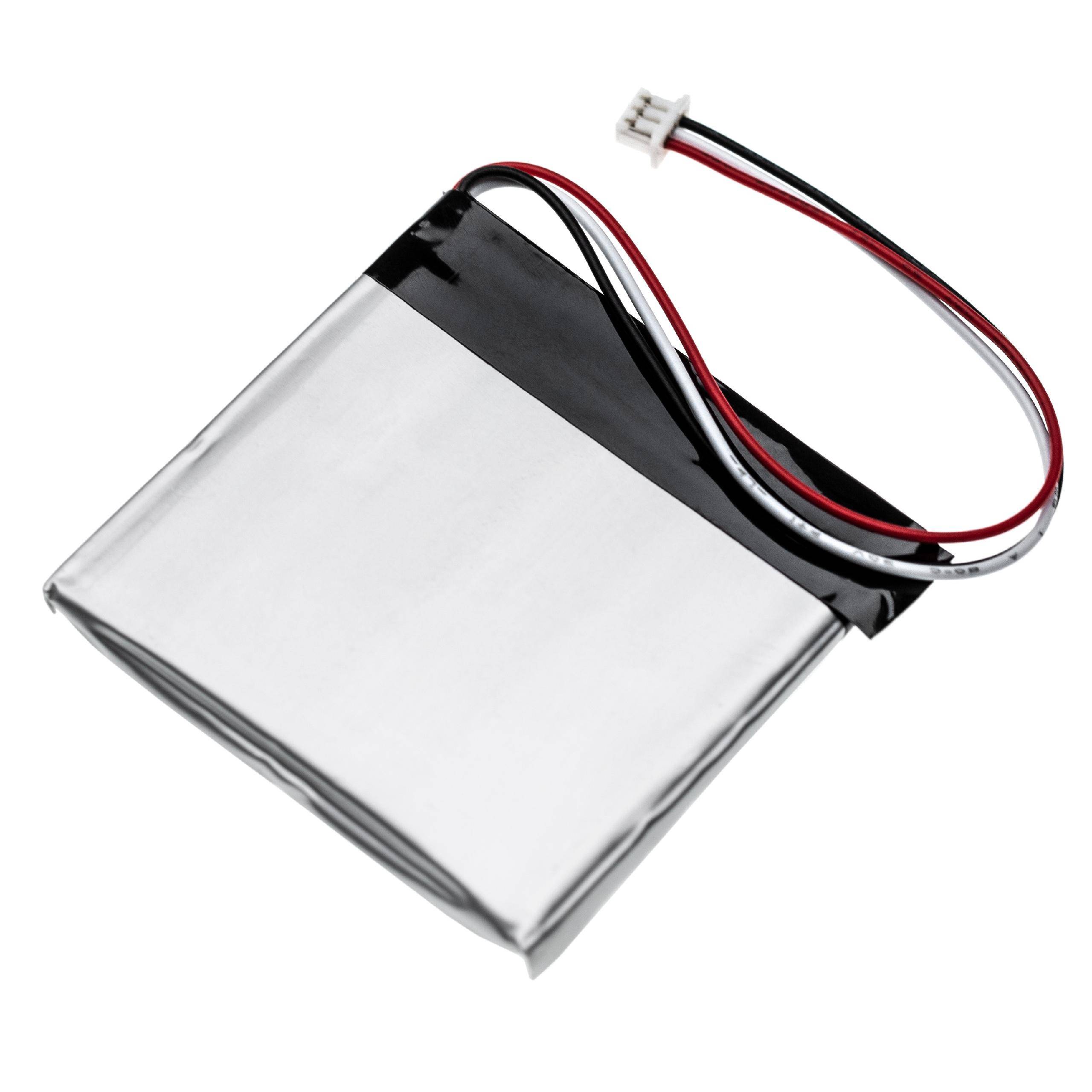 Flache silberne aufladbare Batterie mit angebrachten roten, schwarzen und weißen Drähten und einem kleinen Stecker auf weißem Hintergrund