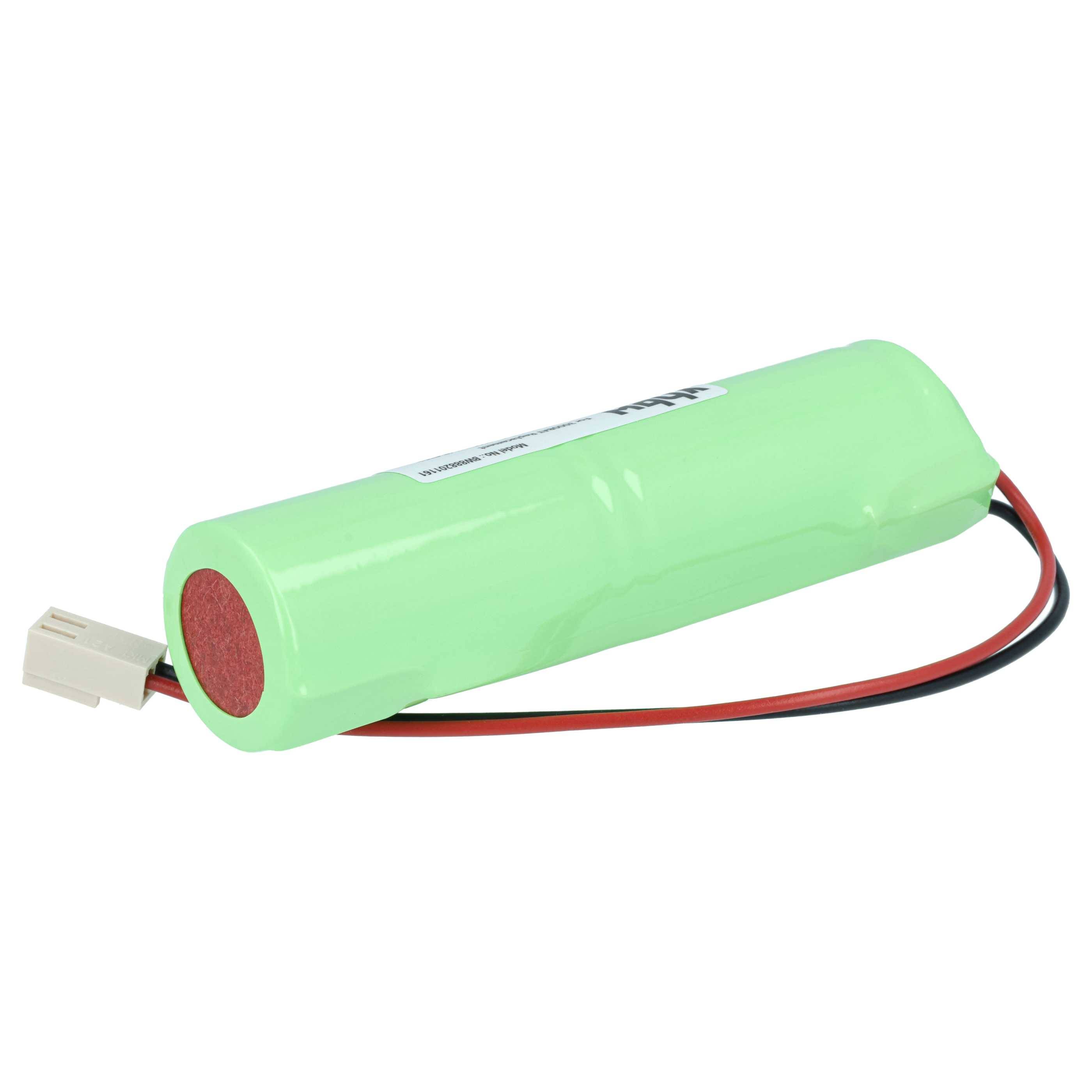 Eine grüne zylindrische Batterie mit roter Endkappe und zwei Drähten, die sich von ihr erstrecken, mit einem weißen Stecker, isoliert auf weißem Hintergrund.