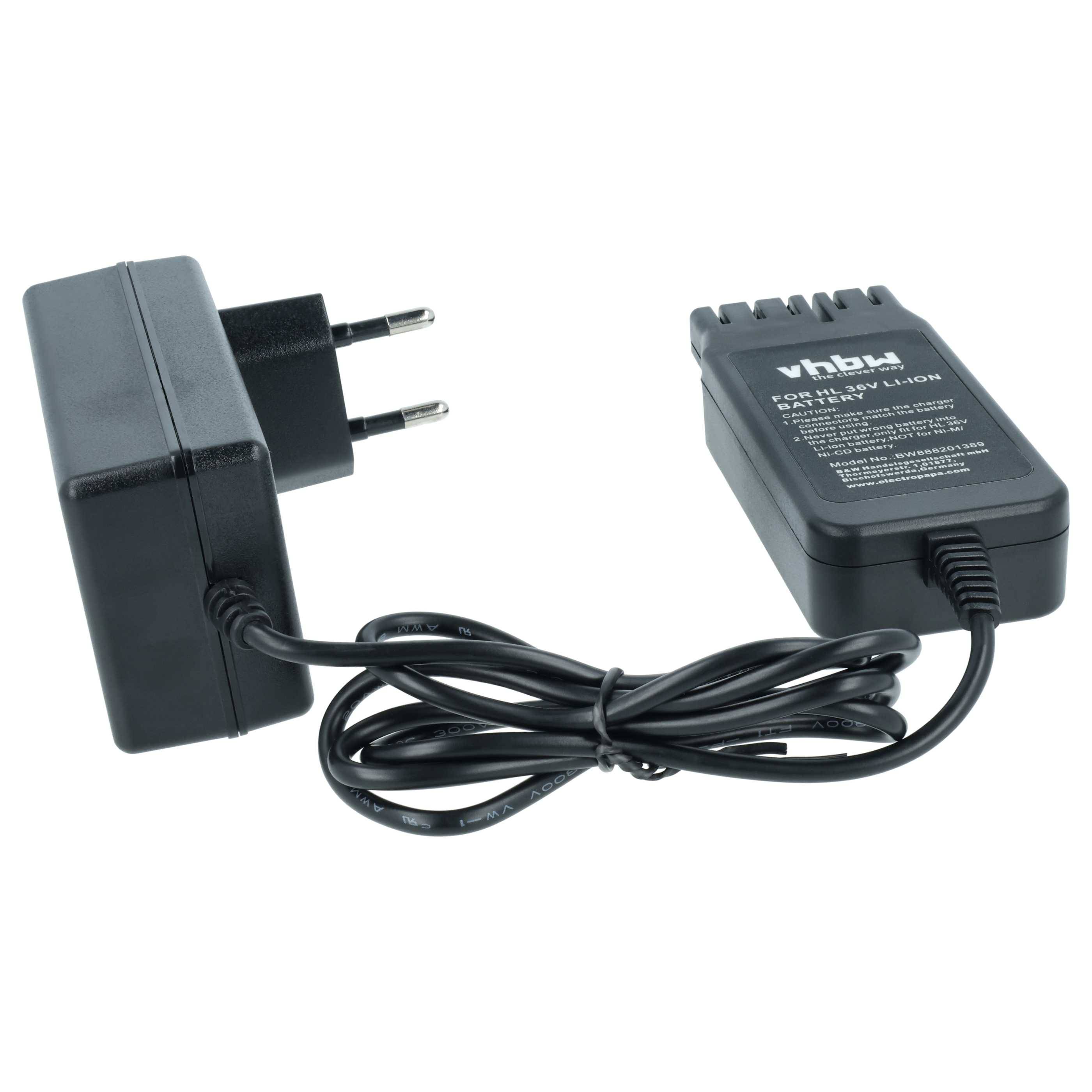 Schwarzer Wechselstromadapter mit europäischem Stecker, der über ein Kabel mit einem Batterieladegerät auf weißem Hintergrund verbunden ist.