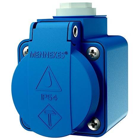 Blaue MENNEKES IP54 Elektrosteckdose mit Abdeckung auf einer quadratischen, wandmontierten Steckdose mit Schrauben.