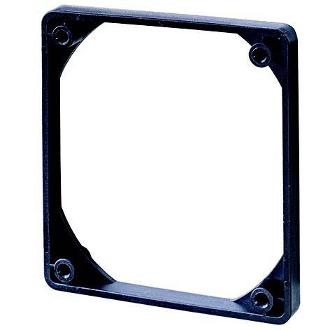 Schwarzer quadratischer Computerlüfter-Rahmen oder Montageeinfassung auf weißem Hintergrund dargestellt.
