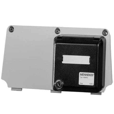 Graues Elektroverbinder-Gehäuse mit schwarzer MENNEKES-Steckdosenschutzklappe und Etikett auf der Vorderseite.