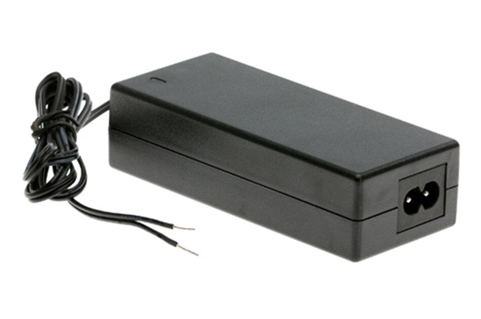 Schwarzer Stromadapter mit angebrachtem Kabel und freigelegten Drahtenden, gezeigt auf weißem Hintergrund.