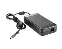 Schwarzer Laptop-Stromadapter mit angebrachtem Kabel und Hohlstecker auf weißem Hintergrund.