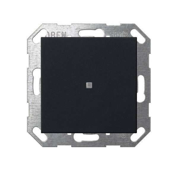 Ein schwarzer Lichtschalter mit einer kleinen quadratischen Mittelttaste, eingesetzt in einem silbernen Rahmen, geeignet für Heim- oder Büronutzung.