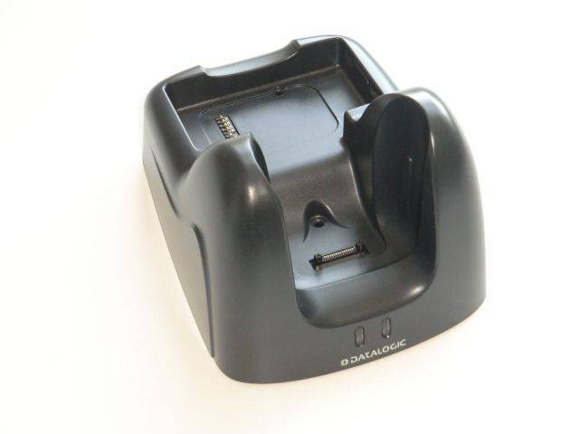 Schwarzes Datalogic-Ladedock für ein tragbares Gerät, dargestellt auf weißem Hintergrund.