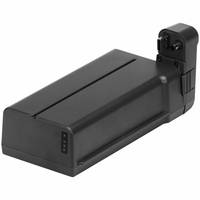 Schwarzes wiederaufladbares Batteriepack mit integriertem Montageanschluss, gezeigt auf einem einfachen weißen Hintergrund.
