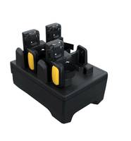 Schwarze Ladedockingstation mit vier Batteriepacks mit gelben Seitenakzenten auf weißem Hintergrund.