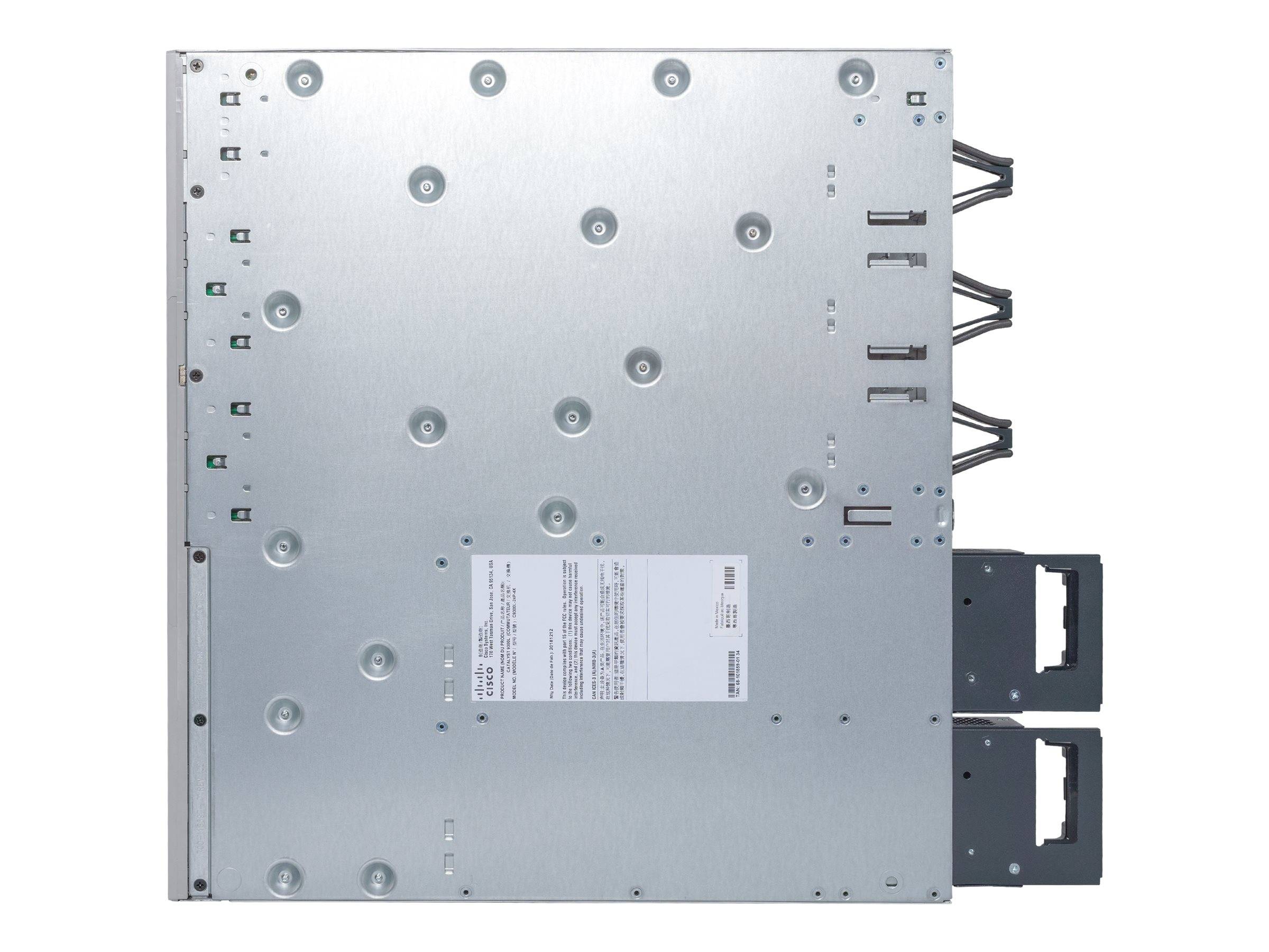 Rückseite einer silbernen elektronischen Einheit oder eines Servermoduls mit mehreren Schrauben, Kabeln auf der rechten Seite und zwei schwarzen Befestigungsklammen am unteren Ende.