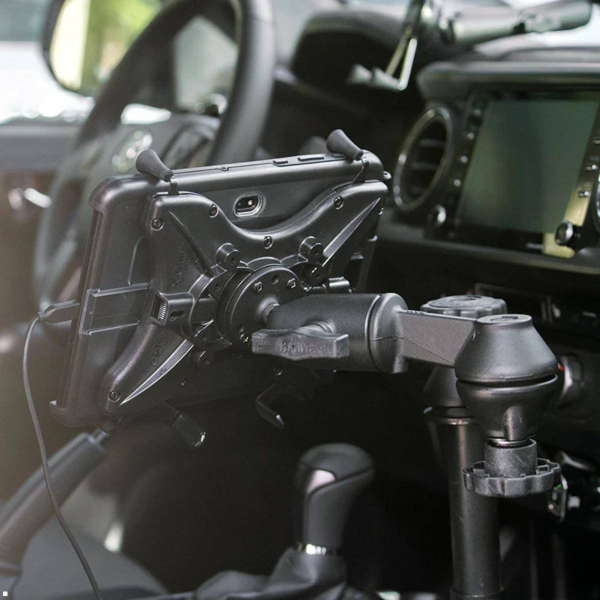 Tablet, das auf einem verstellbaren Armaturenbrett-Arm innen in einem Fahrzeug montiert ist, zeigt ein robustes In-Fahrzeug-Geräteaufbau für Navigation oder Flottennutzung.