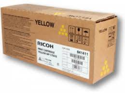 Gelbe Ricoh-Druckerpatronenschachtel mit Produktinformationen und Identifikationsdetails, die auf der Verpackung sichtbar sind.