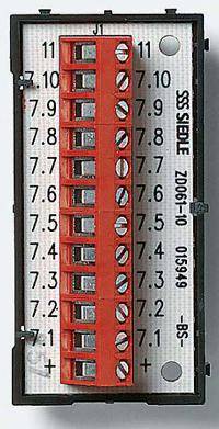 Nahaufnahme eines elektrischen Steuermoduls mit einem roten 11-Position-Klemmblock und gedruckten Beschriftungen 7.1 bis 11, gekennzeichnet mit 'SIDE' und '2006-10'.
