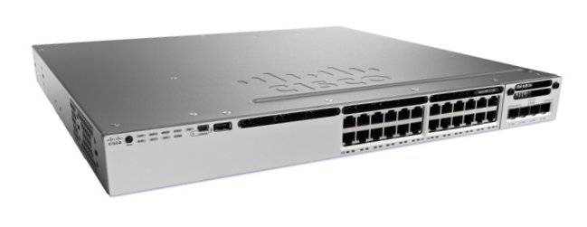 Rack-montierter Netzwerk-Switch mit mehreren Ethernet-Anschlüssen auf der Frontplatte, in Schrägansicht vor weißem Hintergrund dargestellt.