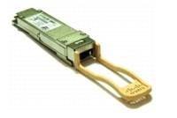 Nahaufnahme eines kleinen Hot-Plug-fähigen Glasfaser-Transceiver-Moduls mit einer goldenen Zuglaschen auf weißem Hintergrund.