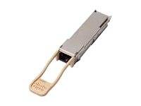 Nahaufnahme eines Metall-SFP-Transceiver-Moduls mit Lasche und angeschlossenem Kabel auf weißem Hintergrund.