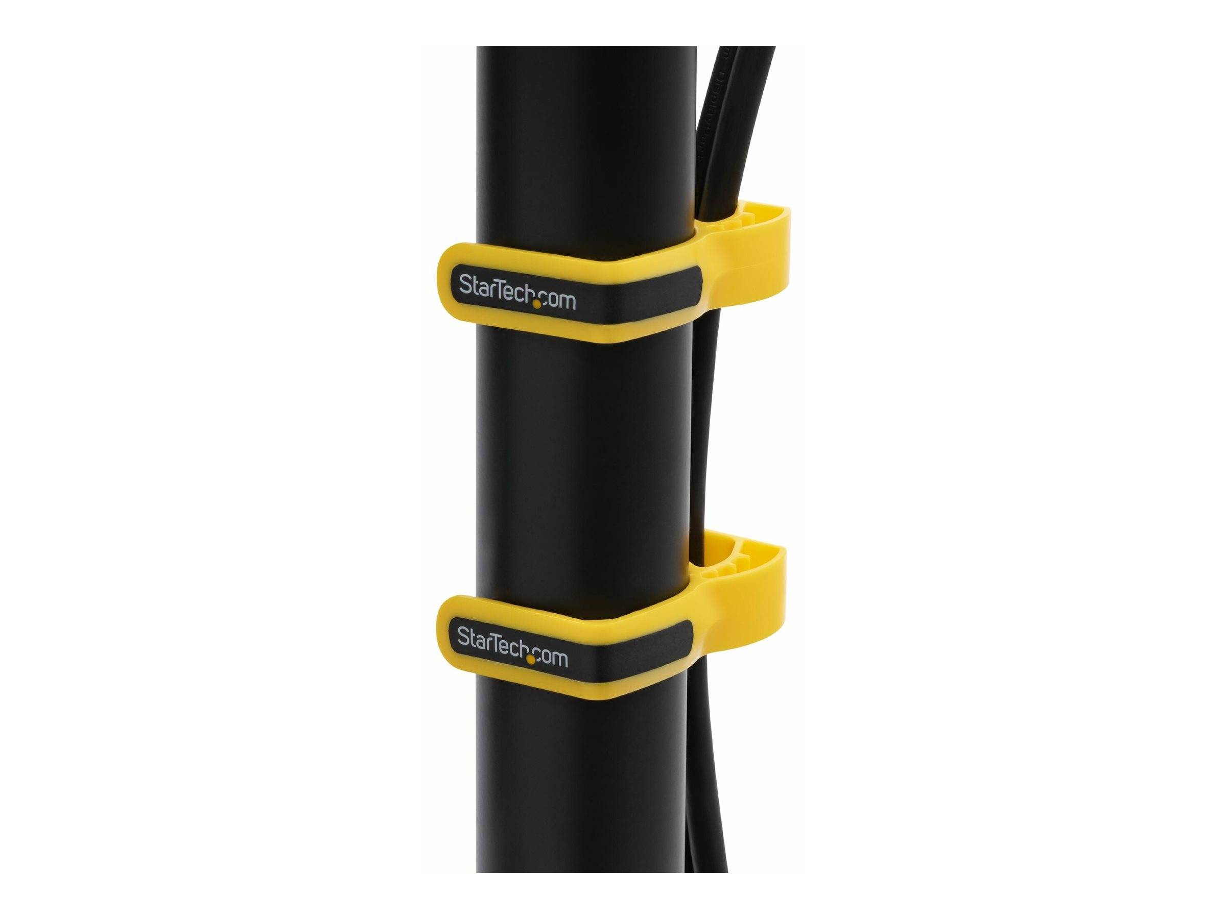 Gelbe StarTech.com Kabelbinder, die schwarze Kabel an einer vertikalen schwarzen Stange auf weißem Hintergrund sichern.