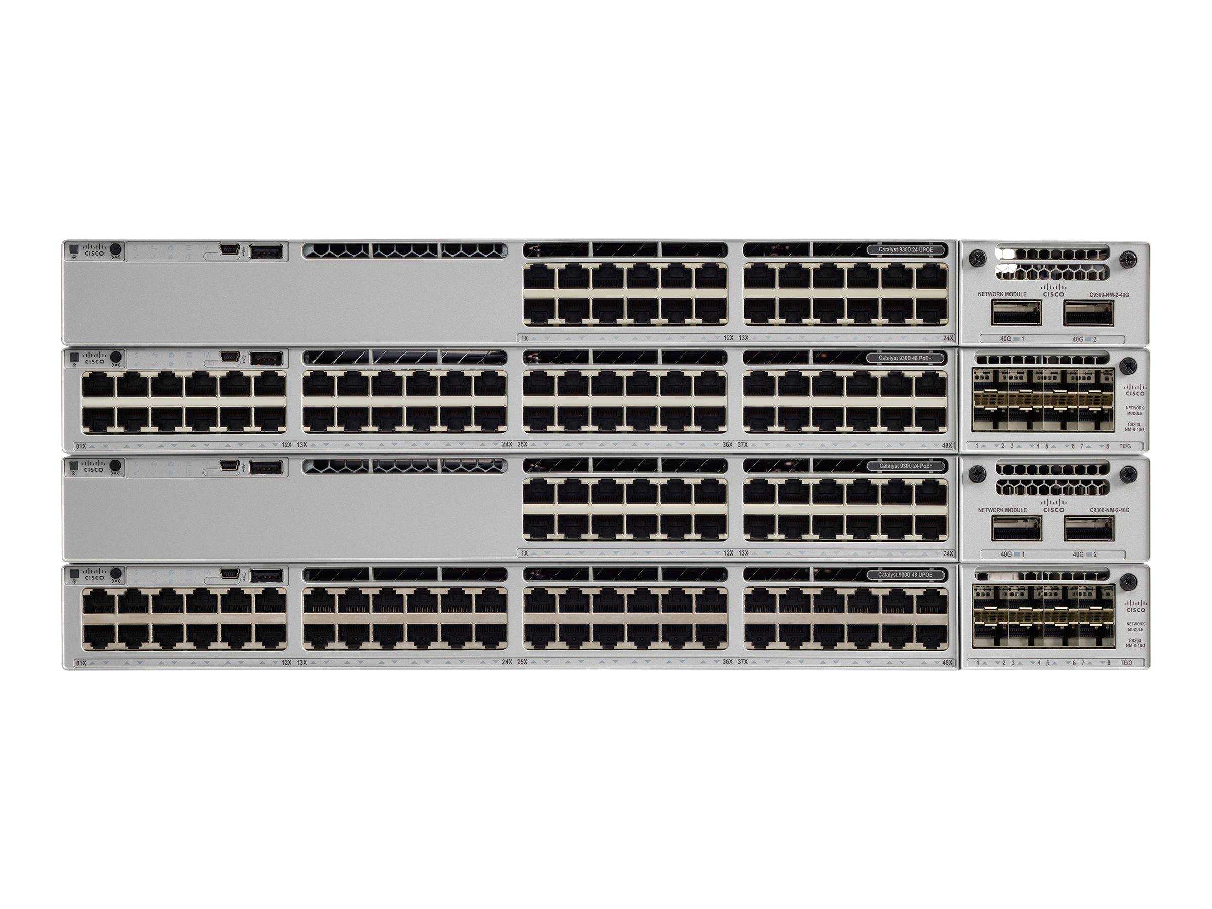 Vier gestapelte Netzwerk-Switches mit Reihen von Ethernet-Anschlüssen und einigen USB-/Verwaltungsanschlüssen auf der rechten Seite, frontal auf weißem Hintergrund dargestellt.