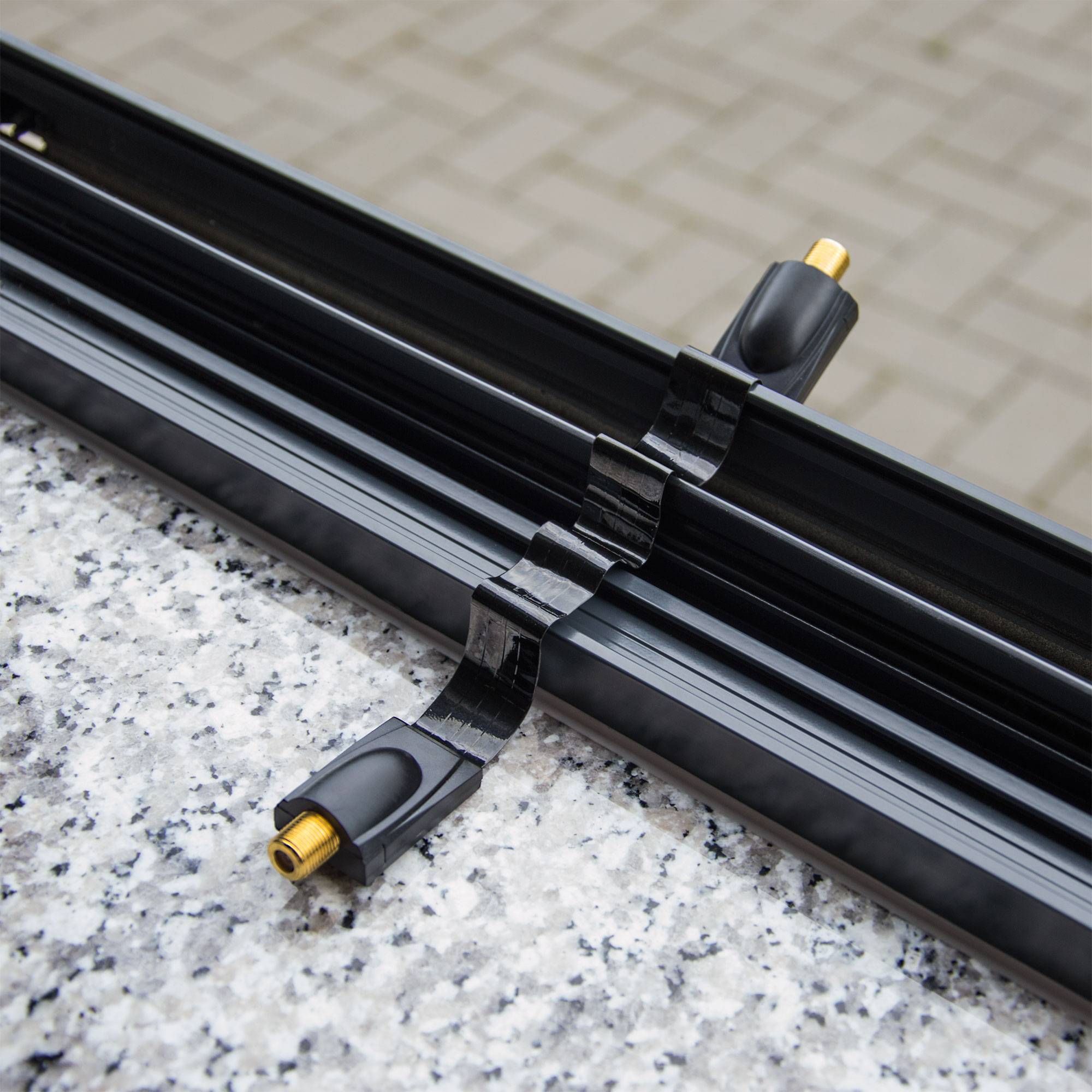 PremiumX 1X SAT-Fensterdurchführung – kein Bohren, kein Handwerker | 2X F-Stecker vergoldet | 2X Gummitüllen | 2X Klebepads | DVB-C DVB-T | Flachk