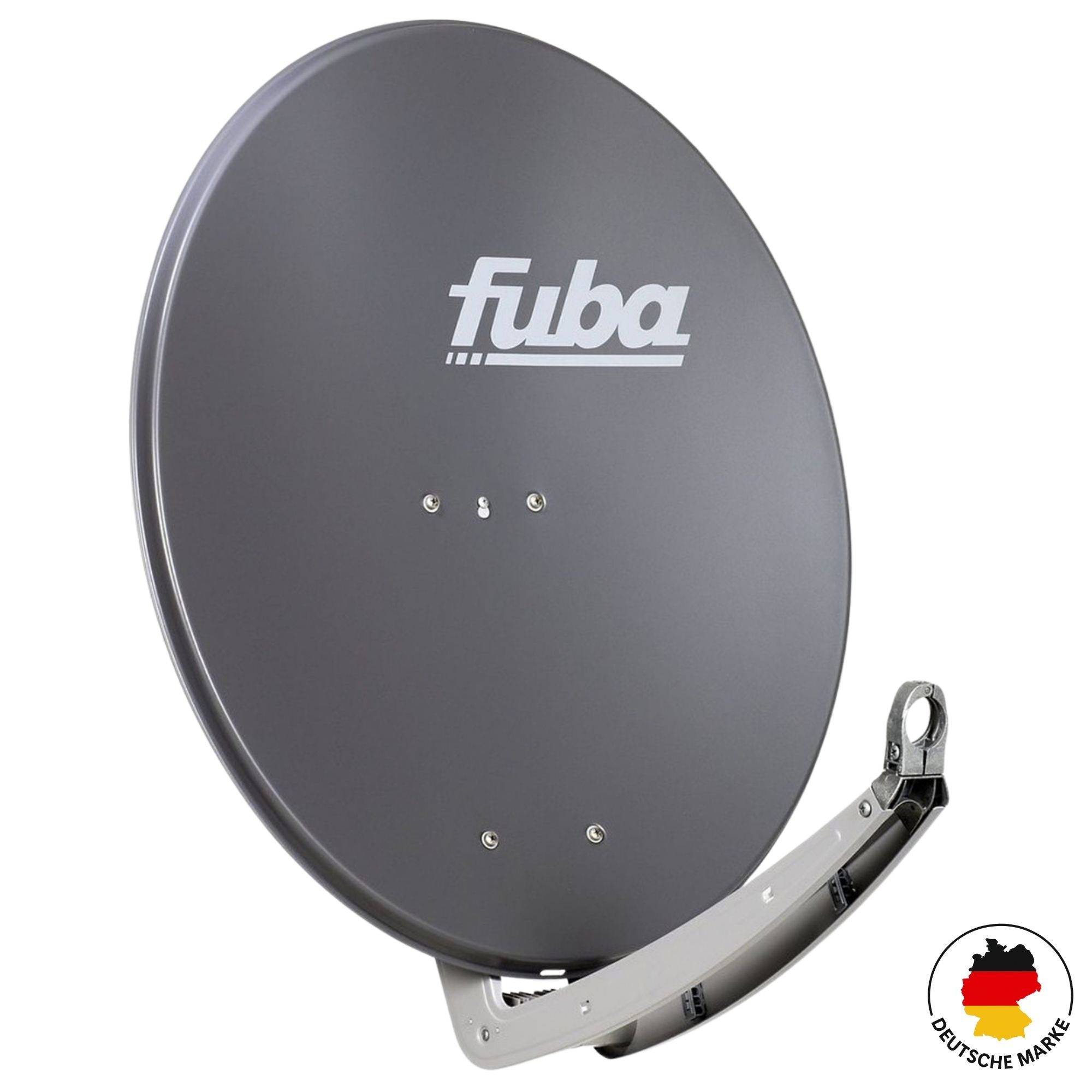Ein Fuba-Satellitenempfänger mit grauer Oberfläche, montiert auf einer Metallhalterung. In der unteren rechten Ecke befindet sich eine kleine deutsche Flagge.