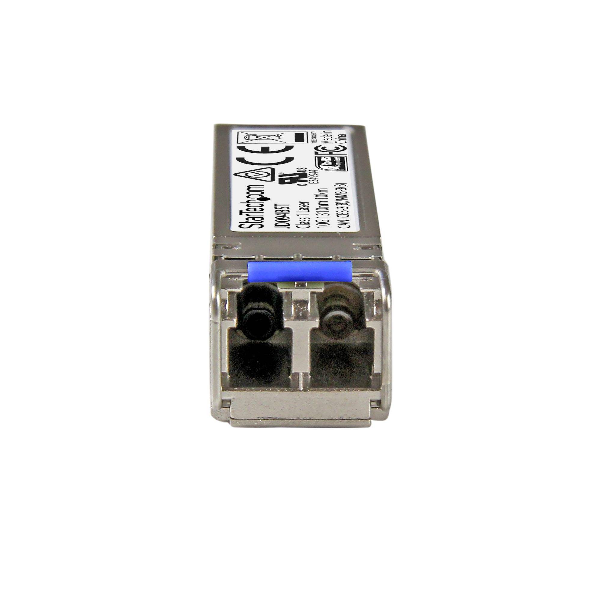 Nahaufnahme eines rechteckigen Metall-SFP-Netzwerk-Transceiver-Moduls mit einer blauen Verriegelung und zwei optischen Anschlüssen an der Vorderseite.