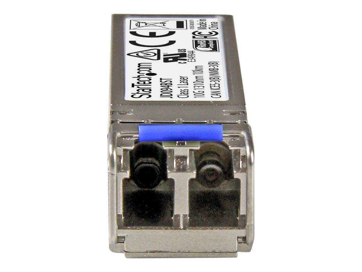 Nahaufnahme eines SFP-Netzwerk-Transceiver-Moduls mit zwei Glasfaser-Anschlüssen und einer blauen Verriegelung.