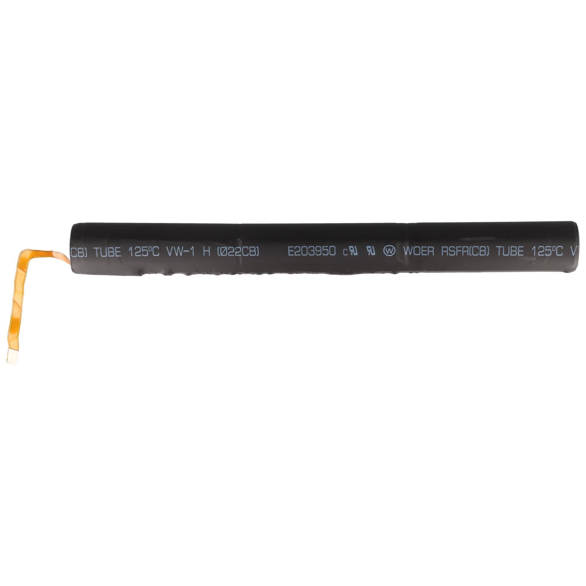 Schwarzes isoliertes Kabel oder Schlauch mit einem kleinen orangefarbenen Etikett, gezeigt auf weißem Hintergrund.