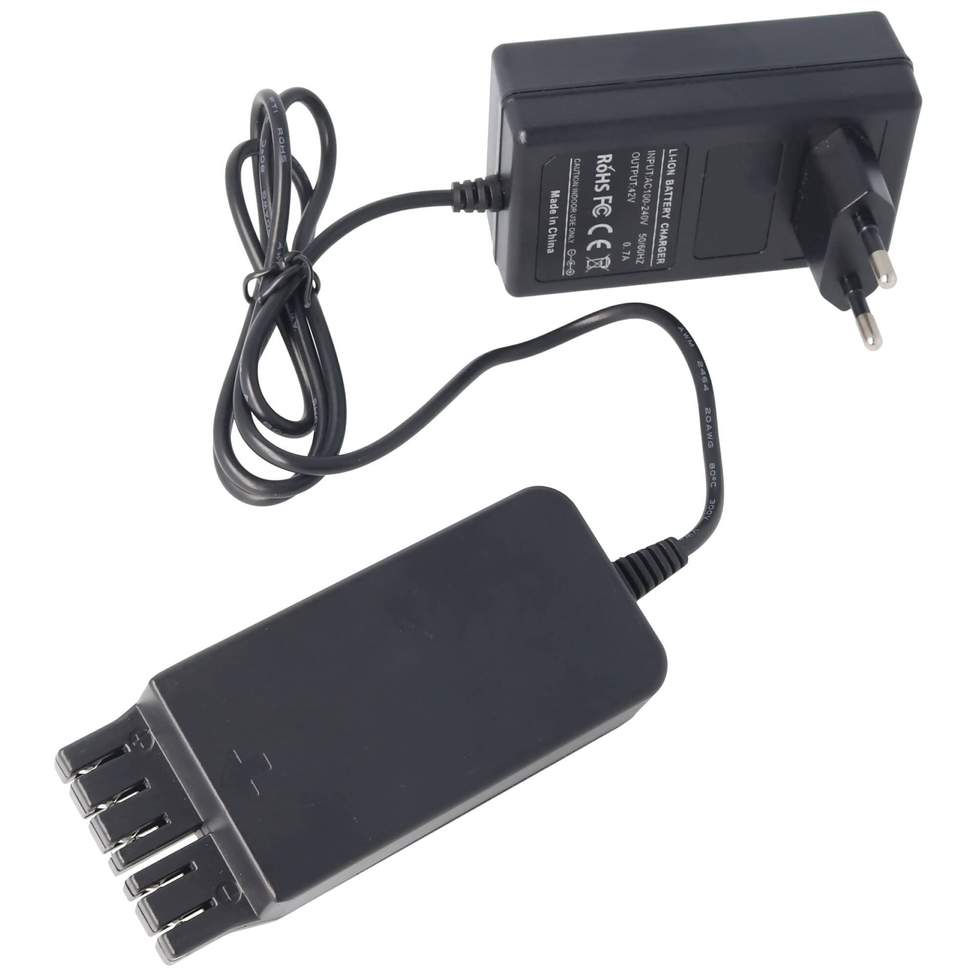 Schwarzer Netzteiladapter mit Kabel und fünfpoliger Steckverbindung auf weißem Hintergrund.
