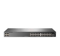 Vorderansicht eines 24-Port-Netzwerk-Switches mit zwei Uplink-Ports auf der linken Seite und einem Stromstecker auf der rechten Seite, dargestellt vor weißem Hintergrund.
