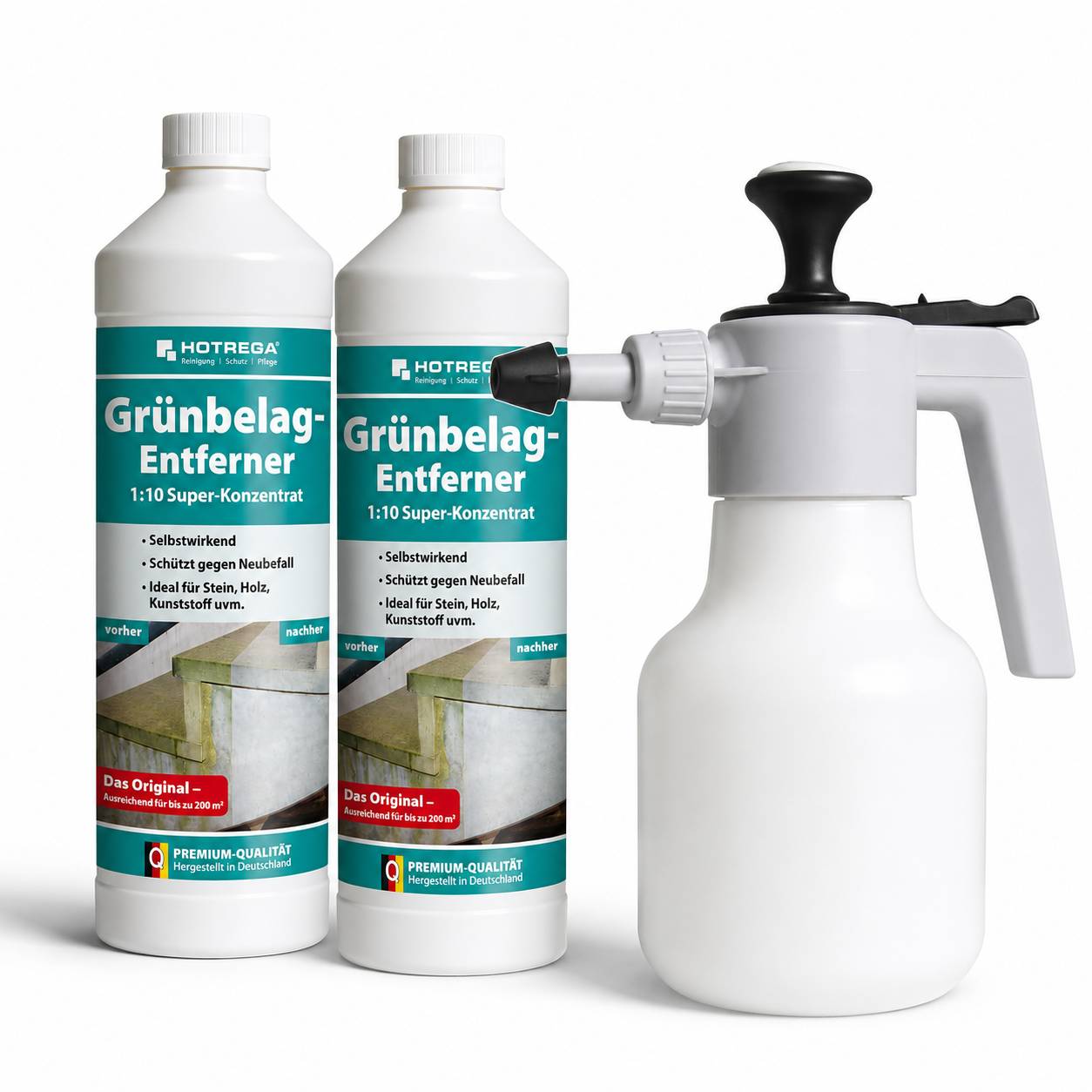 Zwei Flaschen HOTREGA 'Grünbelag-Entferner' Reiniger neben einer weißen Pumpensprühanlage, gezeigt als Produktanwendungsbild.
