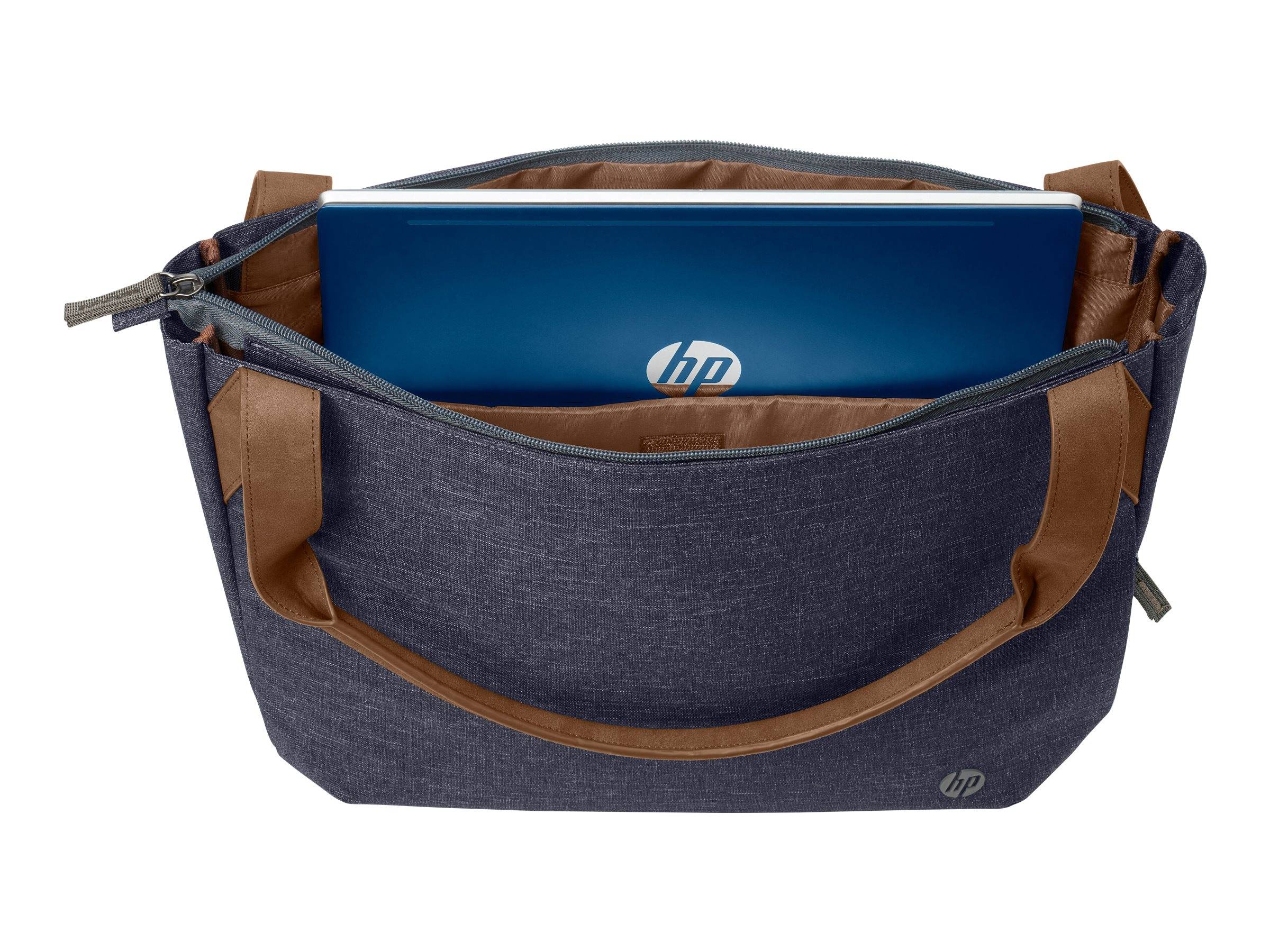 Offener blauer HP-Laptop in einer dunkelblau-braunen Tragetasche, die das Schutzinnere und die Speicherkapazität der Tasche zeigt.