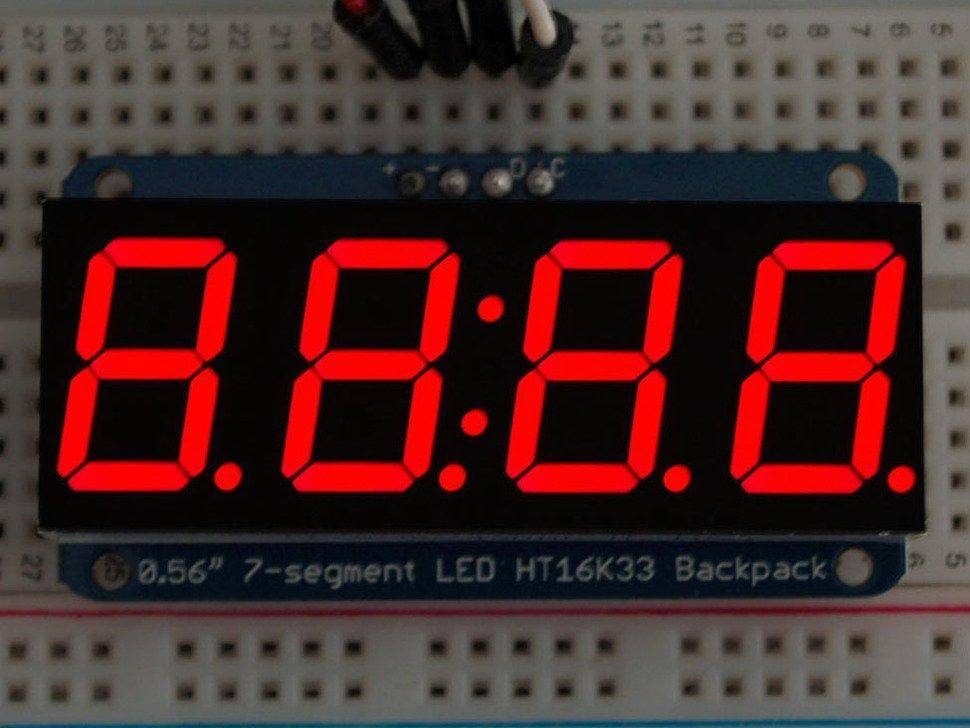 Rote vierstellige LED-Anzeige mit der Anzeige „8.8.8.8