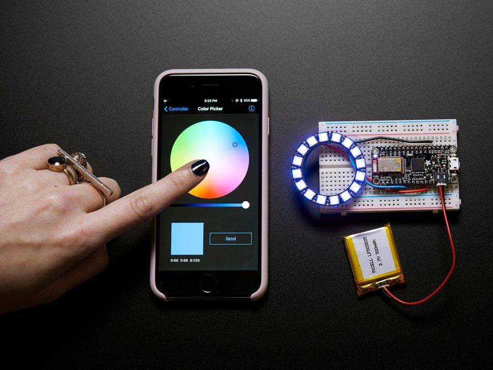 Adafruit Feather 32u4 Bluefruit LE, montiert