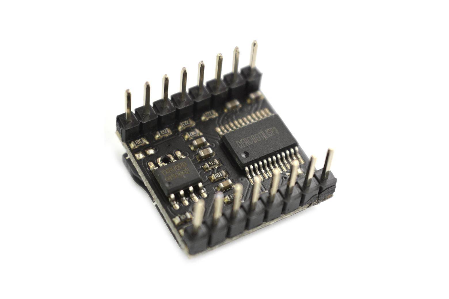 Ein kleiner schwarzer Mikrochip mit zahlreichen Metallkontakten, entworfen für Elektronik-Projekte; beschriftet mit „L298N Dual H Bridge Motor Driver