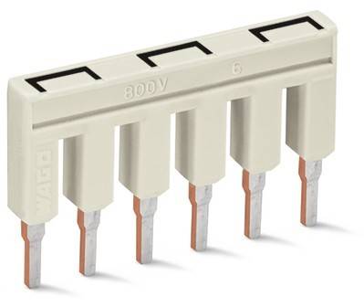 Weißer elektrischer Anschlussklemmenblock mit Kupferstiften, beschriftet mit 800V und 6, konzipiert für die Verbindung mehrerer Kabel in elektrischen Schaltkreisen.