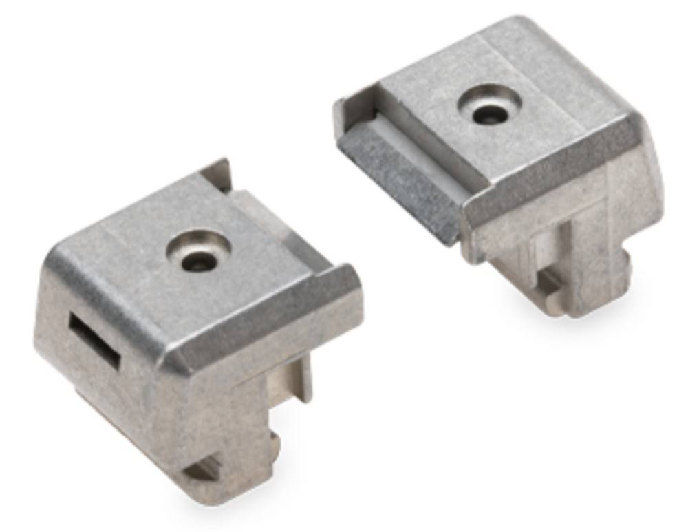 Zwei kleine, metallische, rechteckige Verbinder mit einem zentralen Loch.