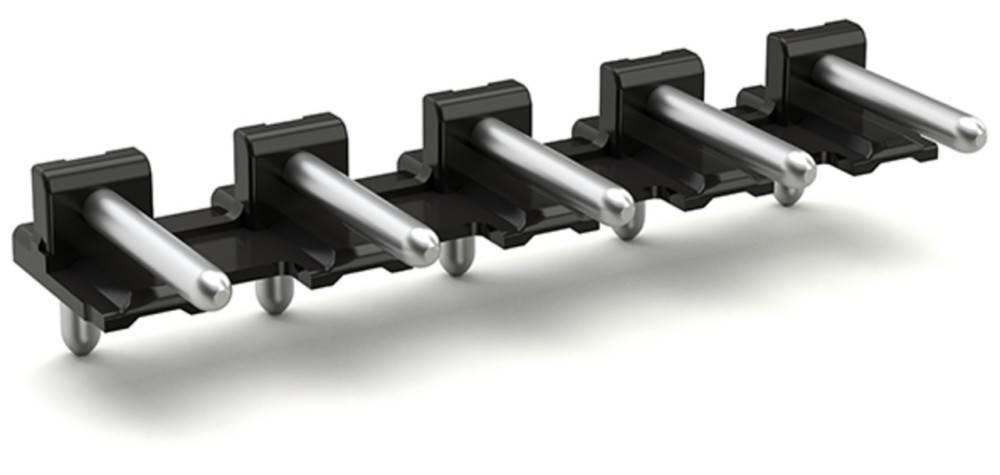 Eine 3D-Darstellung eines Stiftleisten-Steckers mit vier Pins auf einer schwarzen Kunststoffbasis, der zum Verbinden elektronischer Komponenten auf Leiterplatten verwendet wird.