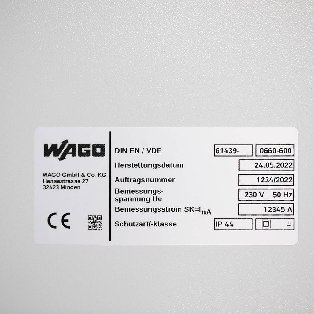 Ein Etikett für ein WAGO-Produkt zeigt Herstellerdetails, Modellnummer 61439-0660-600, Produktionsdatum 24.05.2022 und Spezifikationen: 230 V, 50 Hz, 12345 A.