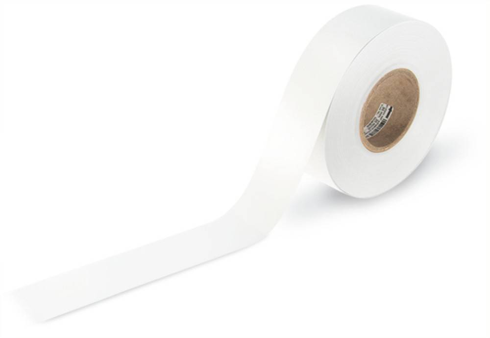 Eine Rolle weißes Klebeband, teilweise abgerollt, vor einem einfarbigen weißen Hintergrund.