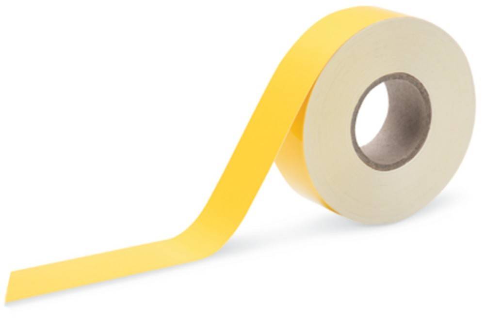 Eine Rolle gelbes Klebeband, teilweise abgerollt, auf weißem Hintergrund.